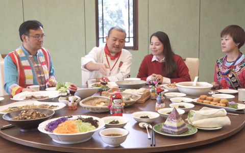 �����ڼ�������ɫ��ʳ�Ļ�����̨�ٰ� ̨��ͬ����������ϵ�����