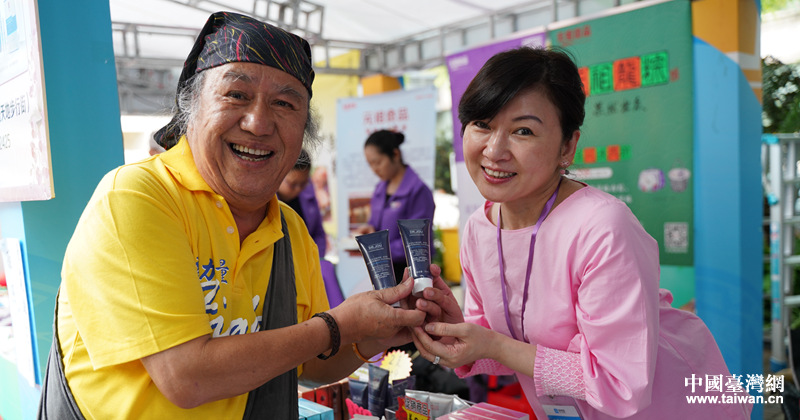 台湾北原山猫演唱组合成员吴廷宏义务为南宁台