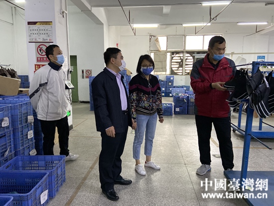 贵港市台办主任郑祖伟指导广西贵宝鞋业有限公司复工复产.jpg