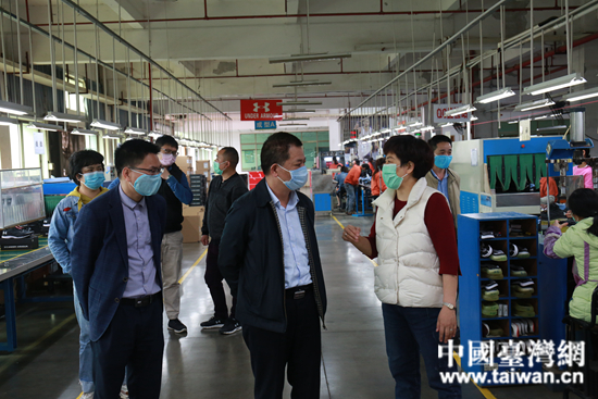 钦州市台办主任陈起坤到台企广西兴莱鞋业有限公司调研复工复产情况.JPG