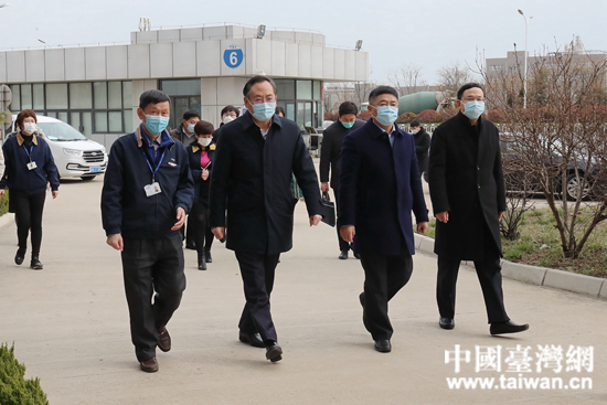 青岛市委常委、统战部长王久军带队走访当地台资企业。 (中国台湾网 发).jpg