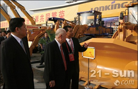 龙工精心组织特型产品参加第四届海峡两岸机械产业博览会