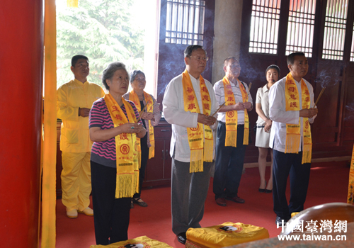 参访团一行在泾川县西王母宫祭拜