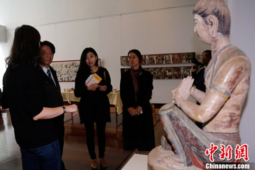 图为观众观展。<a target='_blank' href='http://www.chinanews.com/'><p align=