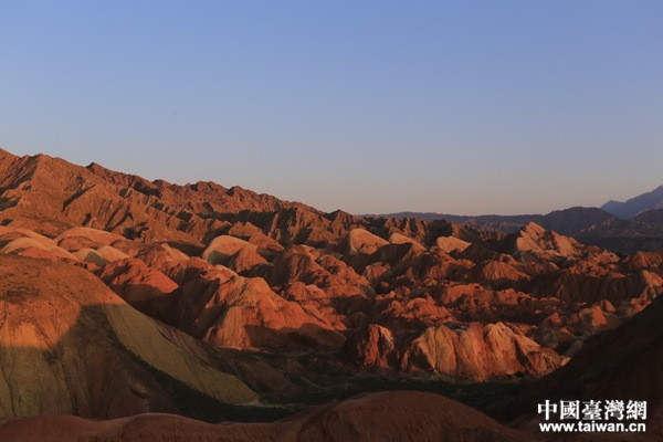 张掖丹霞景观。(中国台湾网 李岳 摄)