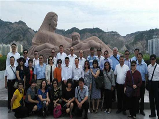 �η����ڻƺ�ĸ�׵���ǰ��Ӱ