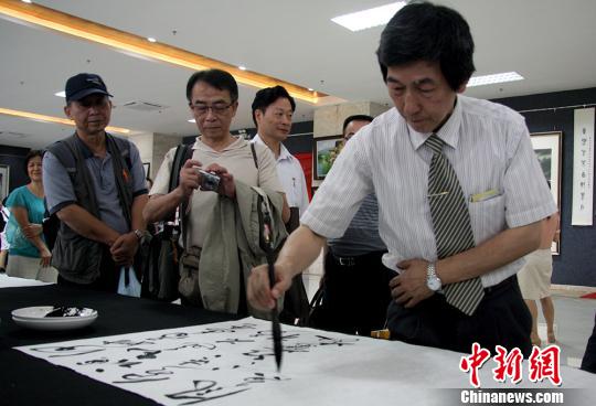 来自香港的书法家在交流展上创作 来自香港的书法家在交流展上创作