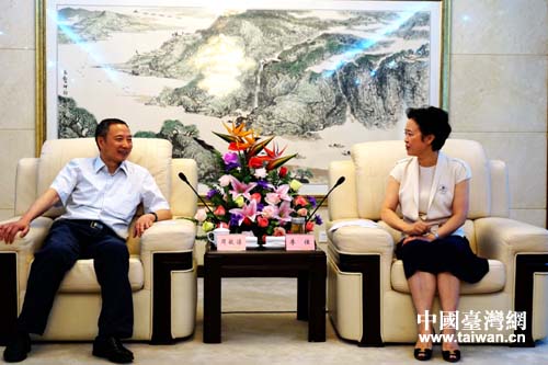 四川省台办主任周敏谦与资阳市委书记李佳交换工作意见