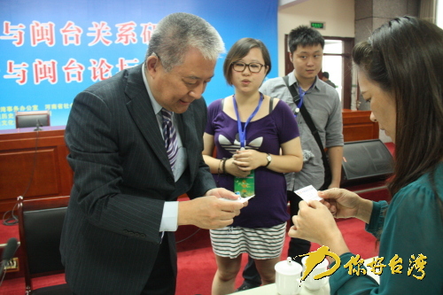 中华两岸交流协会副执行长周景杰与两岸媒体人亲切交谈(张腾阳 摄) 中华两岸交流协会副执行长周景杰与两岸媒体人亲切交谈(张腾阳 摄)
