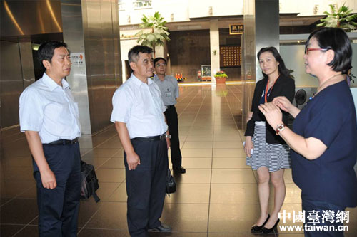 交流团参观台北市政府为民服务大厅,听取有关负责人情况介绍,切身感受到其公开、高效、便民的服务方式