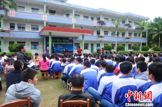 台湾著名易经学者曾仕强在广东罗浮山考察献爱