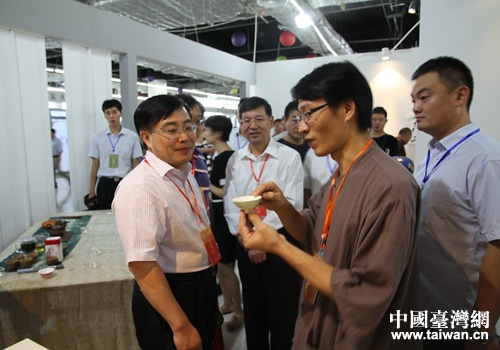 台湾陶艺师向贵宾展示会发声的杯子