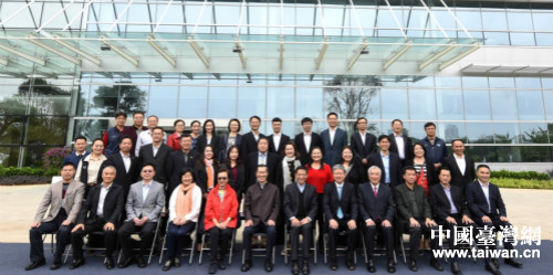 侯振富(左三)与萧万长(左六)和台资企业员工代表合影 侯振富(左三)与萧万长(左六)和台资企业员工代表合影