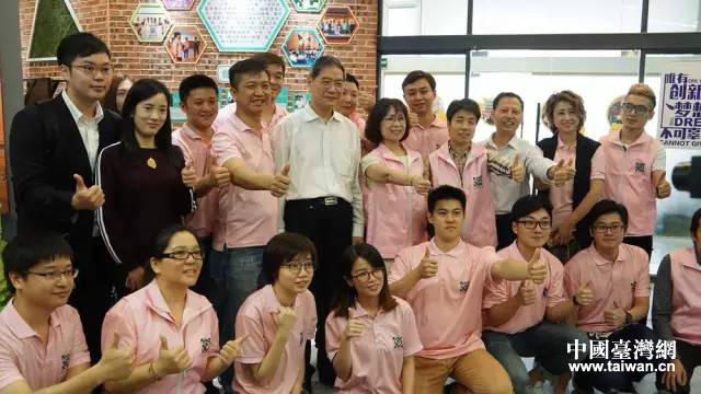 与在穗台青在广州台湾青年之家合影 与在穗台青在广州台湾青年之家合影