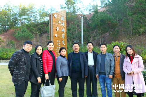 梅州市委台办一行与爱丽丝庄园负责人、台商张碧桃(左四)合影 梅州市委台办一行与爱丽丝庄园负责人、台商张碧桃(左四)合影