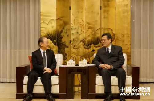 广东省副省长何忠友(右)会见台湾新党主席郁慕明 广东省副省长何忠友(右)会见台湾新党主席郁慕明