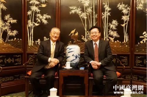 侯振富(右)与郁慕明就今后进一步做好青年就业创业工作,进行深入探讨 侯振富(右)与郁慕明就今后进一步做好青年就业创业工作,进行深入探讨