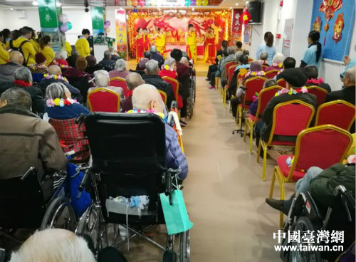 安婕妤企业员工为老人们表演节目 安婕妤企业员工为老人们表演节目