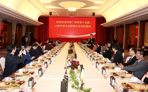 1月14日,广州市人大常委会主任陈建华在东方宾馆会见列席市第十五届人大第四次会议的广州市荣誉市民、华侨代表和港澳广州社团总会负责人并举行座谈。