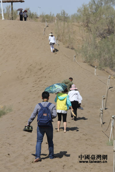 ����Ь�ӡ����Ž�Ѿ������ɳ·�ϸ����½�����һ��