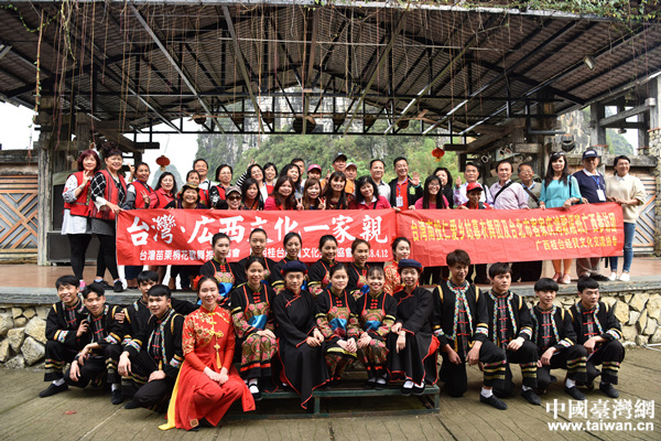 参访团与壮乡同胞合影留念 参访团与壮乡同胞合影留念