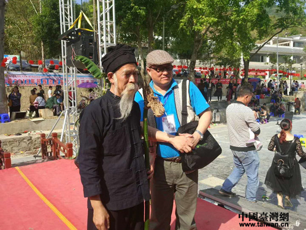 台胞与长寿老人合影 台胞与长寿老人合影