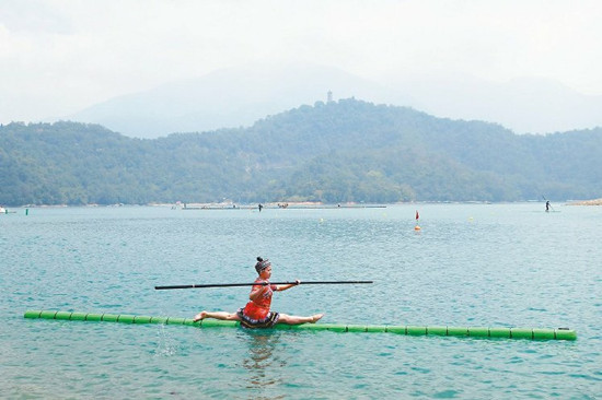 贵州选手“独竹漂”横渡日月潭惊呆台湾民众(图)