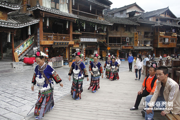 西江千户苗寨街道上盛装打扮的祖祖 西江千户苗寨街道上盛装打扮的祖祖