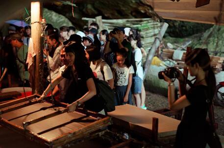 台湾学生体验“抄纸”工艺 台湾学生体验“抄纸”工艺