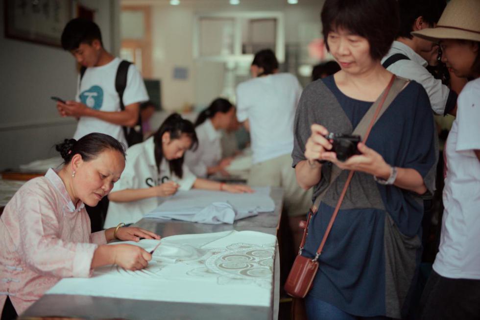 师生们参观蜡染刻画工作坊 师生们参观蜡染刻画工作坊