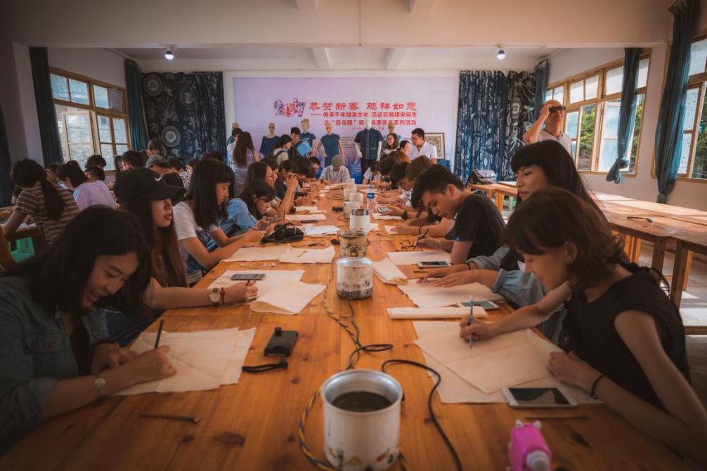 两岸师生们体验制作蜡染 两岸师生们体验制作蜡染