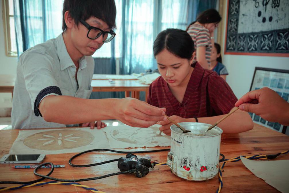 台湾老师和学生专心描画中 台湾老师和学生专心描画中