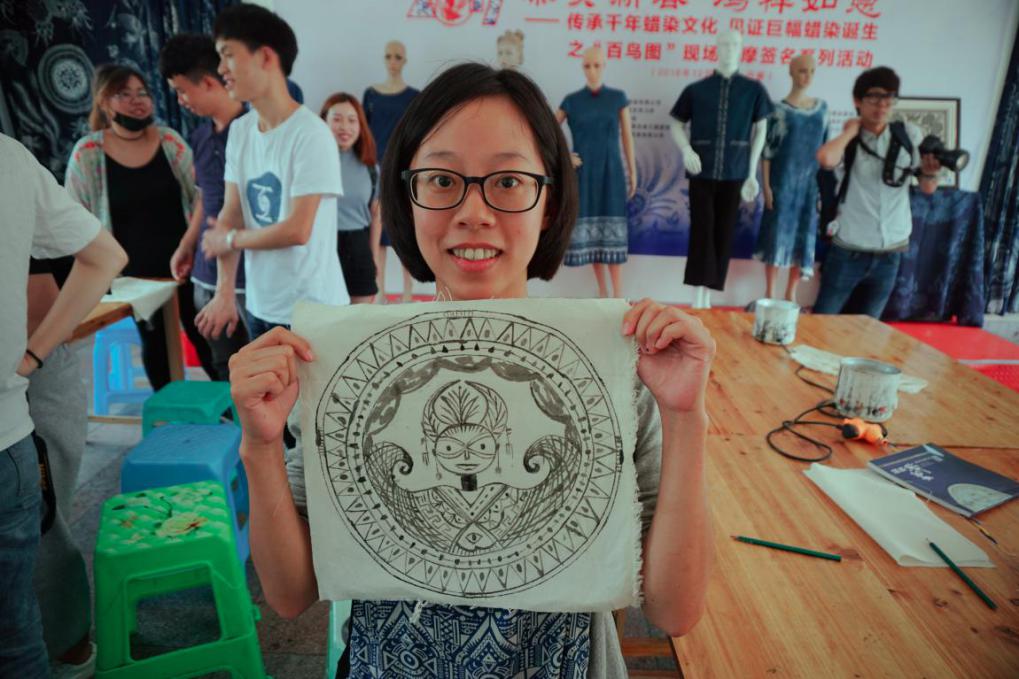 台湾学生展示蜡染刻画成果 台湾学生展示蜡染刻画成果