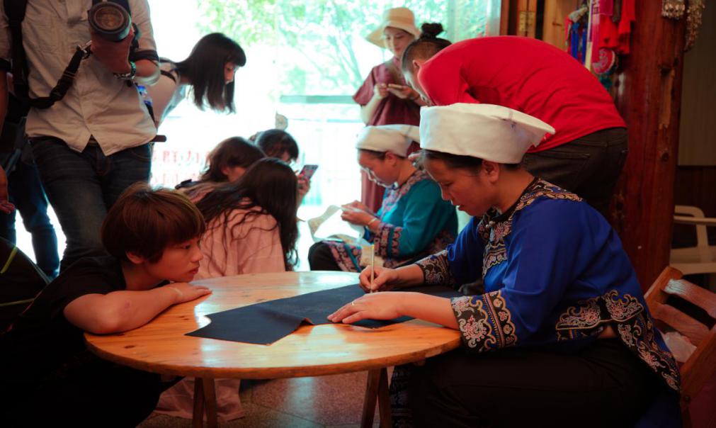 师生们观看水族马尾绣工艺制作 师生们观看水族马尾绣工艺制作