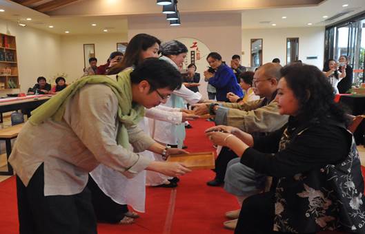 参访团一行表演茶道——敬茶。 参访团一行表演茶道——敬茶。