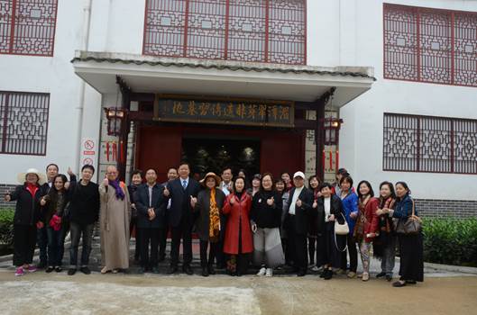 参访团在湄潭参访合影留念。 参访团在湄潭参访合影留念。