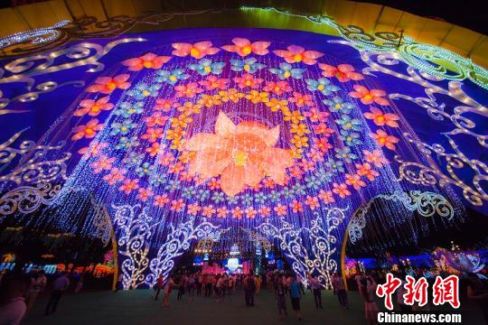 首届两岸昆山中秋灯会亮灯呈现“两岸一家亲”