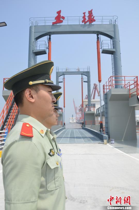 边检官兵对新建成的客货滚装码头实施看管 边检官兵对新建成的客货滚装码头实施看管