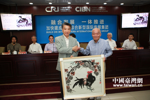 互赠书画作品(中国台湾网 孙伊静 摄) 互赠书画作品(中国台湾网 孙伊静 摄)