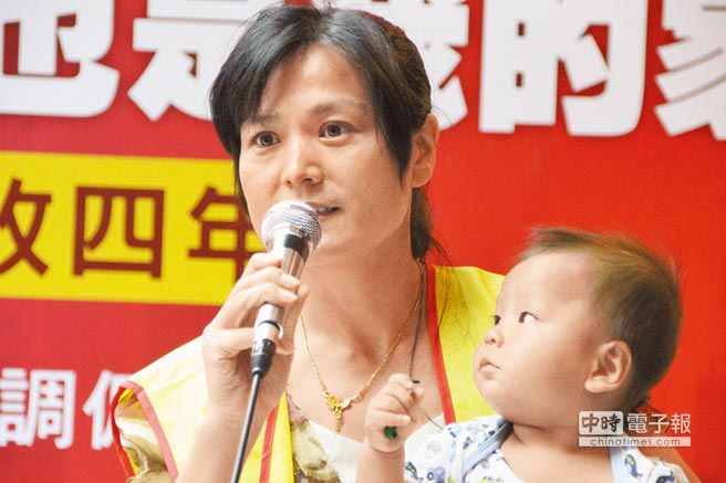 湖南来的李小红,抱着不满周岁的儿子,诉说陆配辛酸