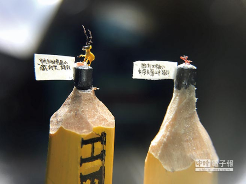 台湾毫芒雕刻家陈逢显 铅笔尖上雕羊祝两岸和平 台湾毫芒雕刻家陈逢显 铅笔尖上雕羊祝两岸和平