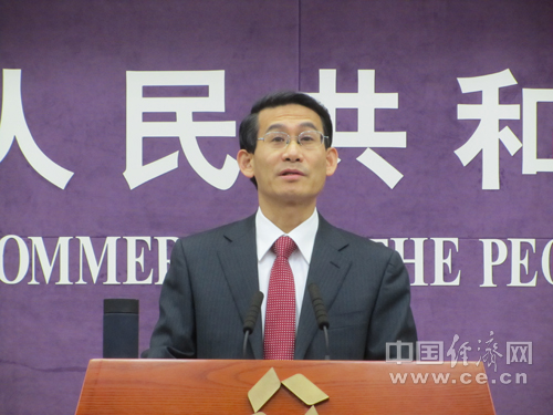 11月18日上午,商务部举行例行发布会,图为商务部新闻发言人沈丹阳 11月18日上午,商务部举行例行发布会,图为商务部新闻发言人沈丹阳