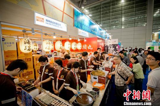图为市民们正在台湾展区驻足试吃、购买 图为市民们正在台湾展区驻足试吃、购买