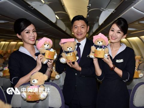 复兴航空加强版“空姐小熊”12月17日再登机,小熊大军抱着木桶及毛巾装扮萌翻天,和游客同游北海道。来源:台湾“中央社”
