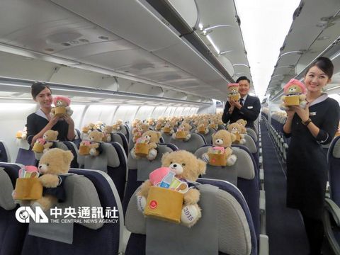 复兴航空北海道航班12月起倍增,17日桃园-旭川的班机上,有300只泡汤熊现身,陪旅客到北海道泡汤,旅客惊喊萌翻了。来源:台湾“中央社”