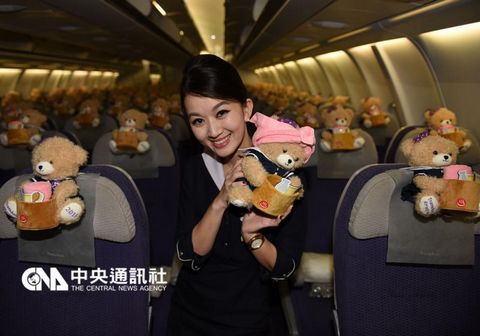 复兴航空加强版“空姐小熊”17日再登机,小熊大军抱着木桶及毛巾装扮萌翻天,和游客同游北海道。来源:台湾“中央社”