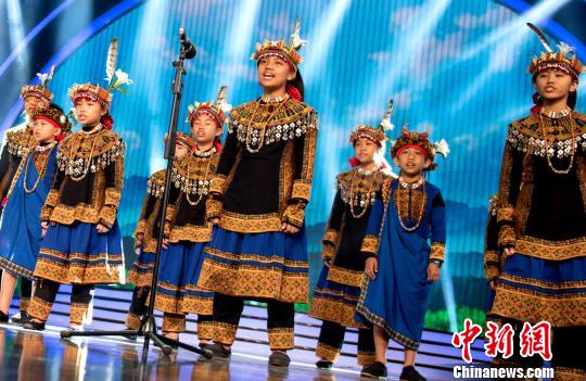 台湾排湾族小朋友的精彩节目,将两岸少儿大联欢的气氛烘托得十足。 黄帆 摄