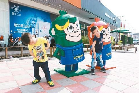 花莲“歪筒猴”模样逗趣可爱民众争相合影(图)