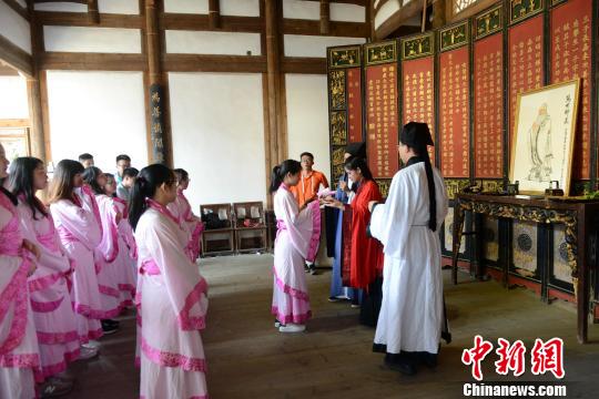 循古制行拜师礼。 王东明 摄