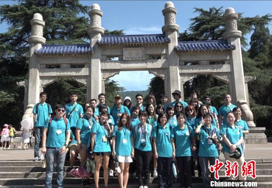 近50名两岸大学生在孙中山先生题词的“博爱”牌前留影。 葛勇 摄